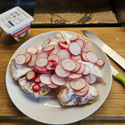 Brötchen mit gekochtem Schinken, Ziegenfrischkäse und Radieschen 20250505_160551.jpg