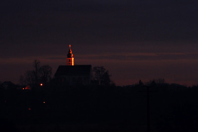 Kirchturm-erleuchtet_Th.jpg