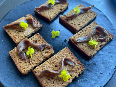 Honigbrot mit Sardellen, noch Sonntag vorweg