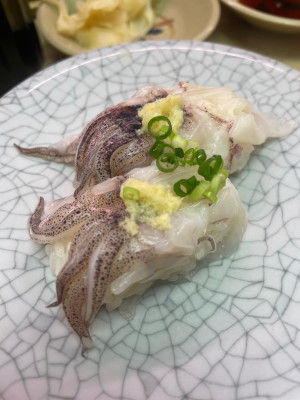Sushi mit Baby Tintenfisch