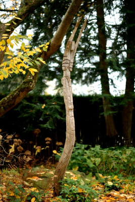 Die Skulptur neben der Zierkirsche heißt 'Fliehender Baum'  wovor bloß flieht er gerade?