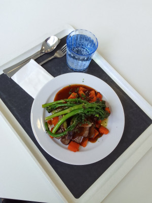 In der Kantine ein Fleischgericht