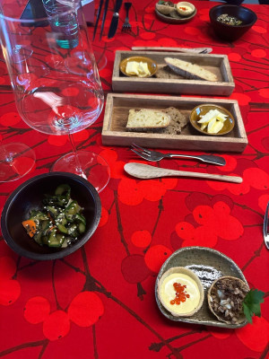 Sunomono, jap. Gurkensalat und halbe Panipuris mit Kerbelknollencreme + Duxelles und Curryreme mit Ketakaviar (die Bisque war noch nicht aufgefüllt)