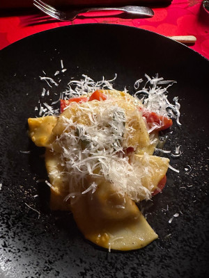 Mezzelune mit Ziegenkäsefüllung, Tomaten und Salbei. Das Olivenöl fehlt noch