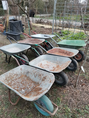 Schubkarren leer.jpeg