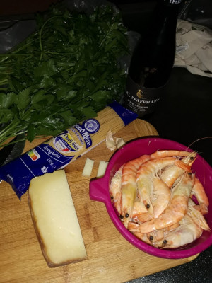 Crevetten Pasta Käse Rotwein.jpeg