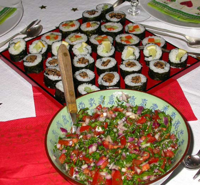 Vegetarisches_Sushi_und_Petersiliensalat.jpg