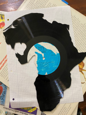 Das wurde eine "Schallplattenuhr" mit Black Panther Motiv