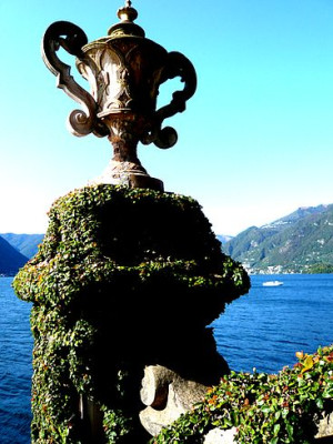 Villa_Balbaniello_bewachsene_Pforte__fars_2008.jpg