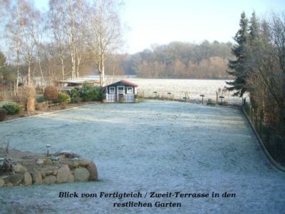 Blick_ab_Teich_auf_restlichen_Garten_kleiner.jpg