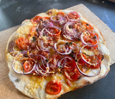 Mit Kapern, Zwiebeln und Guanciale