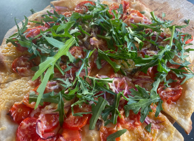 Mit wildem Ruccola, Zwiebeln und Sardellen