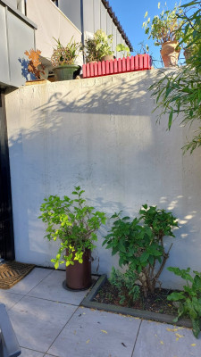 Mauer an der Seite Einliegerwohnung