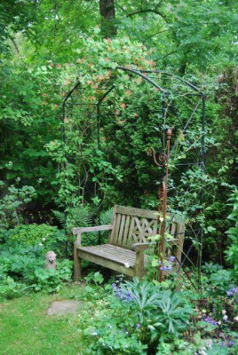 _Gartenbank_lowenflankiert.jpg