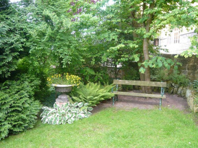 Gartenbank-Vordergarten.jpg