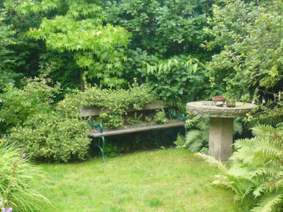 Gartenbank-am-Buchenbogen.jpg