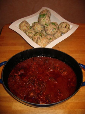 Speckknodel-Gulasch.jpg
