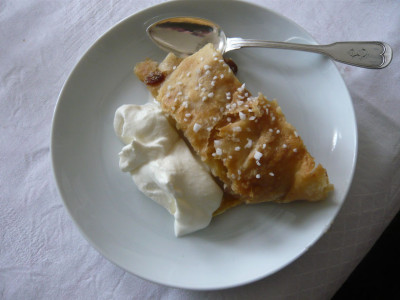 Apfelstrudel-auf-dem-Teller.jpg