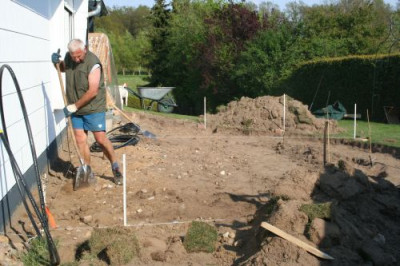Wasserleitung_kommt_unter_die_Erde_klein.jpg