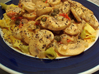 nudeln_champignon-zwiebel-tomate-schmand-schweinefleisch-kapern.jpg