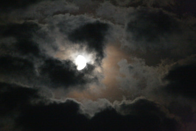 Mond-zwischen-Wolken.jpg