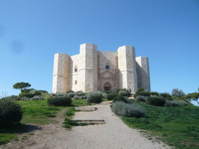 1_Castel_del_Monte_fars_2009.jpg