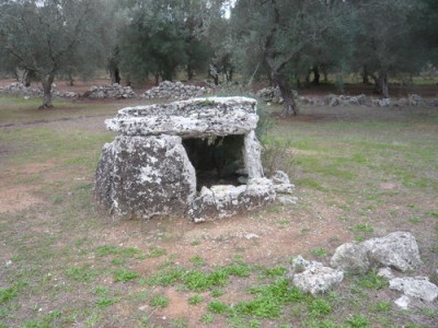 5_Dolmen_bei_Melendugno_fars_2009.jpg