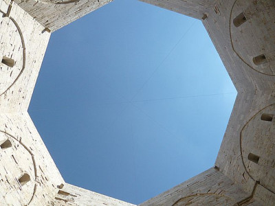 7_Innenhof_von_Castel_del_Monte_fars_2009.jpg