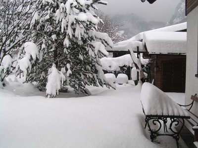 hinterm_haus_schnee.jpg