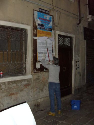 Venedig_Plakatankleber_fars_2007.jpg