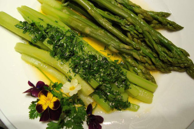 gruener_spargel_kerbelorangensaftolivenoeldressing.jpg