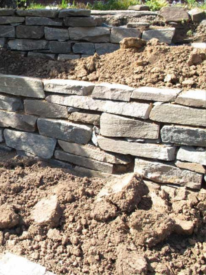 Trockenmauer_erde.jpg