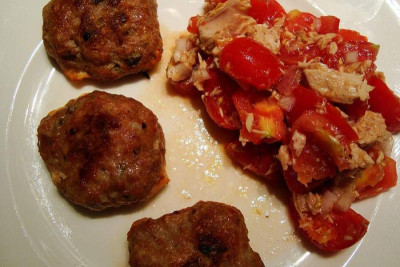 kalbshackbuletten_kapern_tomatensalat_thunfisch.jpg