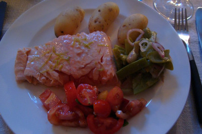 lachs_bohnensalat_tomatensalat_neue-kartoffeln.jpg