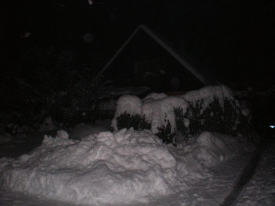 teichmitschneehaufen.jpg