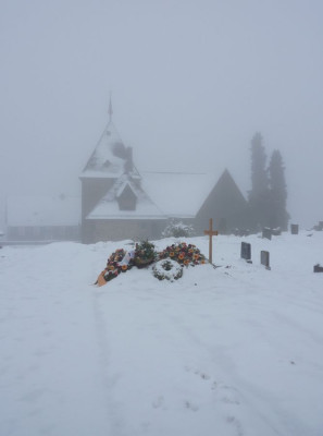 Kirche_im_Schnee_fars_2010.jpg
