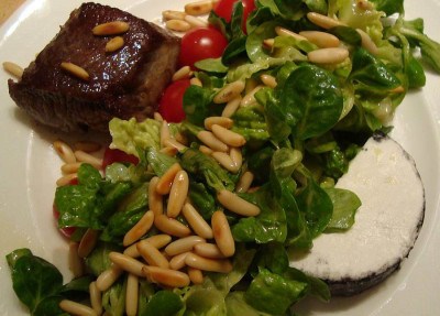 ziegenlachs_salat-senf-honig-himbeeressigdressing-pinienkerne_lingot-asche.jpg