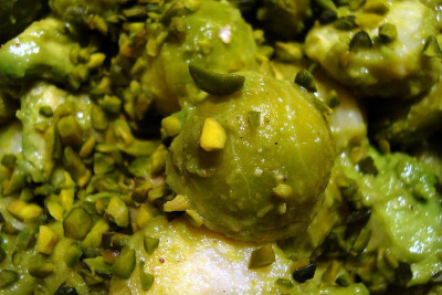 rosenkohl-avocado-pistazien-salat.jpg