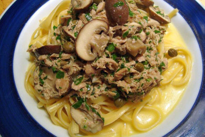 trenelle_pilze_thunfisch_sardellen_kapern_sahne_petersilie.jpg