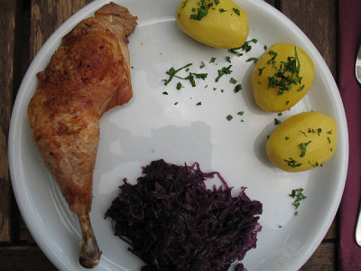 IMG_1681Hahnchenkeule_mit_Rotkohl.jpg