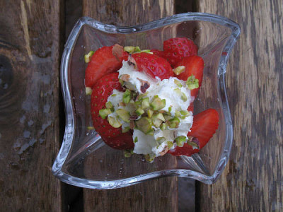 IMG_1830_Erdbeeren_mit_Sahne.jpg