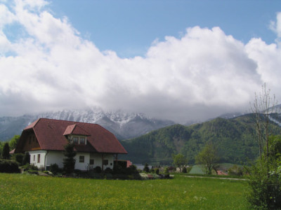 nachbarhaus_und_kremsmauer.jpg