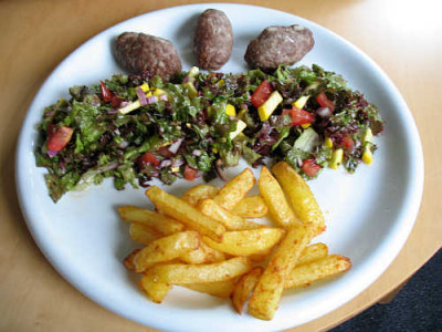 IMG_3504_Hackballchen_mit_Ofenpommes.jpg