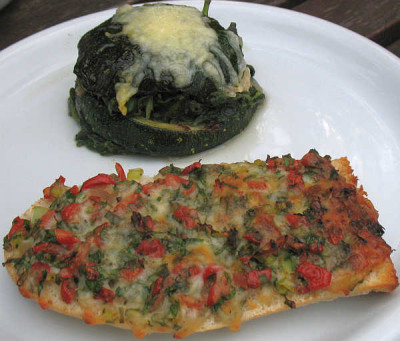 IMG_3690_Gebackener_Zucchino_mit_Spinat_und_lustigem_Baguette.jpg
