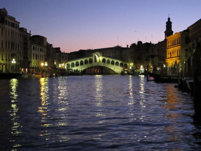 Rialto_in_der_Morgendammerung_fars_2011.jpg