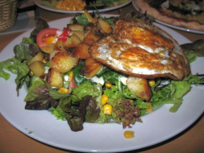 IMG_4296_Salat_mit_Bratkartoffeln_und_Spiegelei.jpg