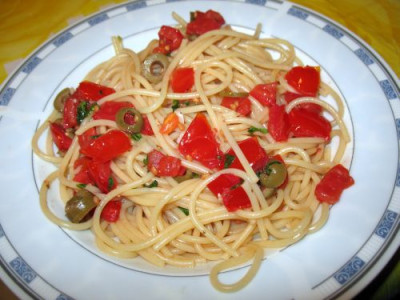 IMG_4312_Spaghetti_mit_Tomaten_Oliven_und_Basilikum.jpg