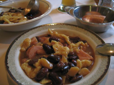 IMG_4339_Bohnensuppe_mit_Spatzle_und_Fleischwurst.jpg