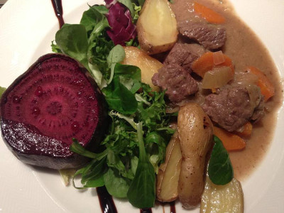pferdegulasch_backofenkartoffeln_rote-bete_zg.jpg