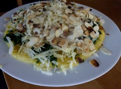 Polenta_mit_Spinat_._Tomatensauce.jpg